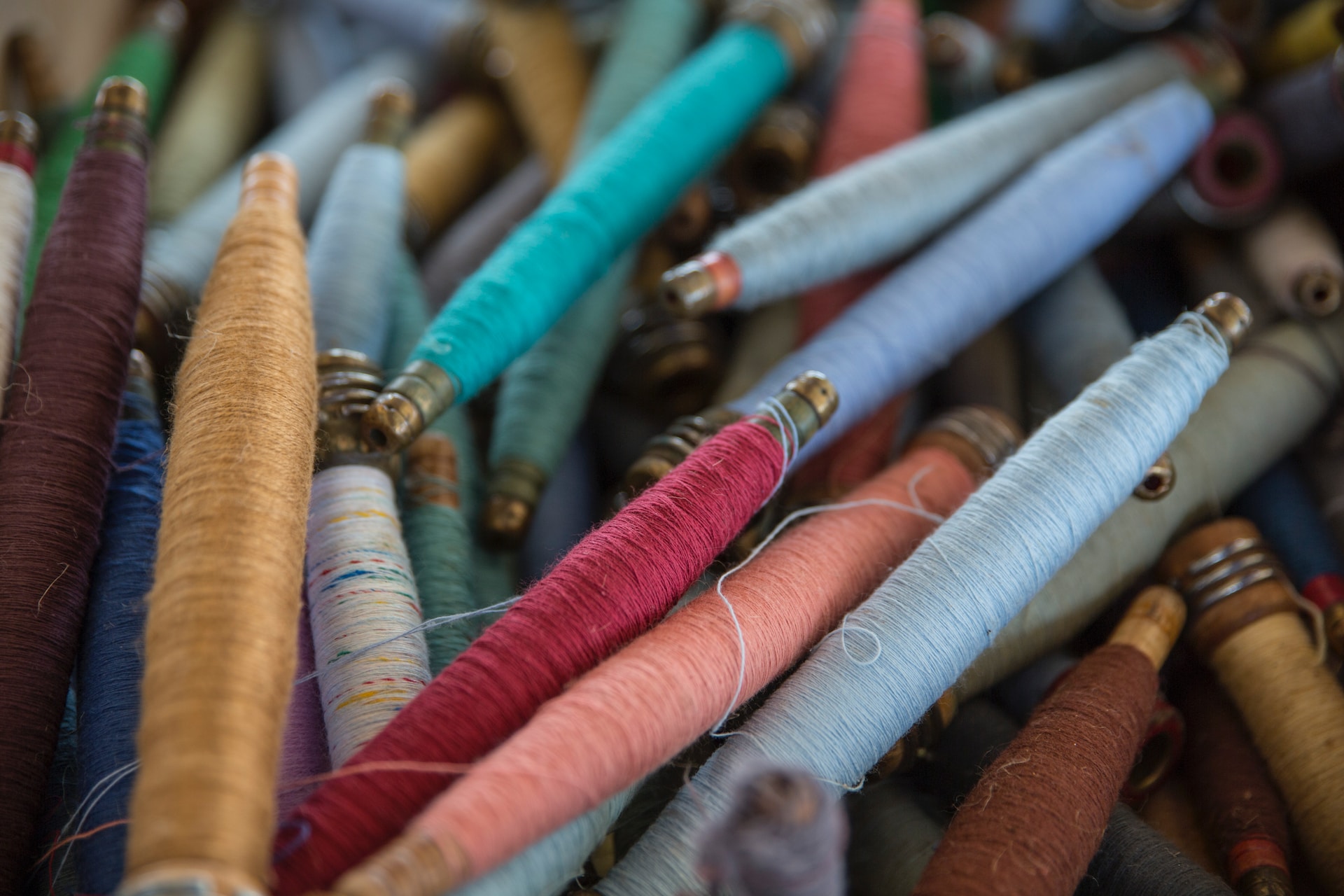 bobines de fil de couleurs créées avec des déchets vestimentaires